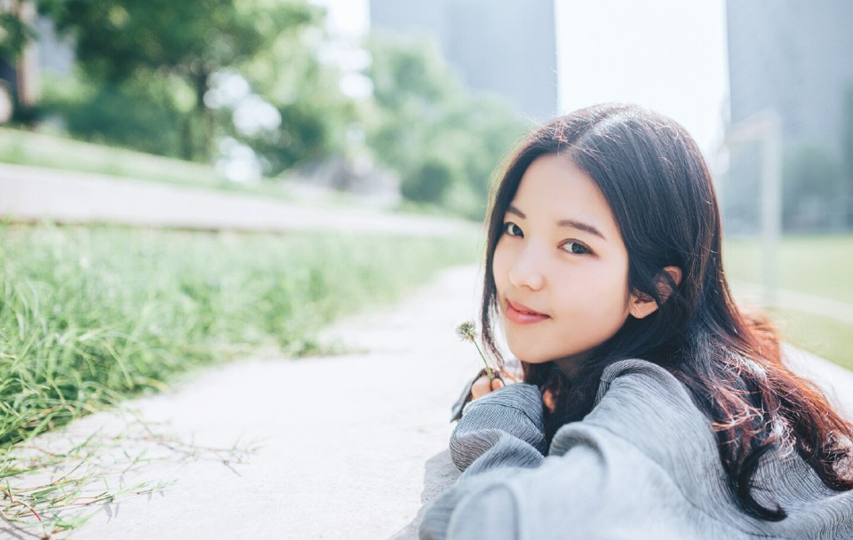 “原来如此。”伏德摇了摇头，苦笑道：“我是谁……我自己都快不记得了，我们这种人，是没有名字，只有代号，我乃夜凰卫，将军也可称我为死间，在来荆州的那一刻，就已经没有准备活着回去。”